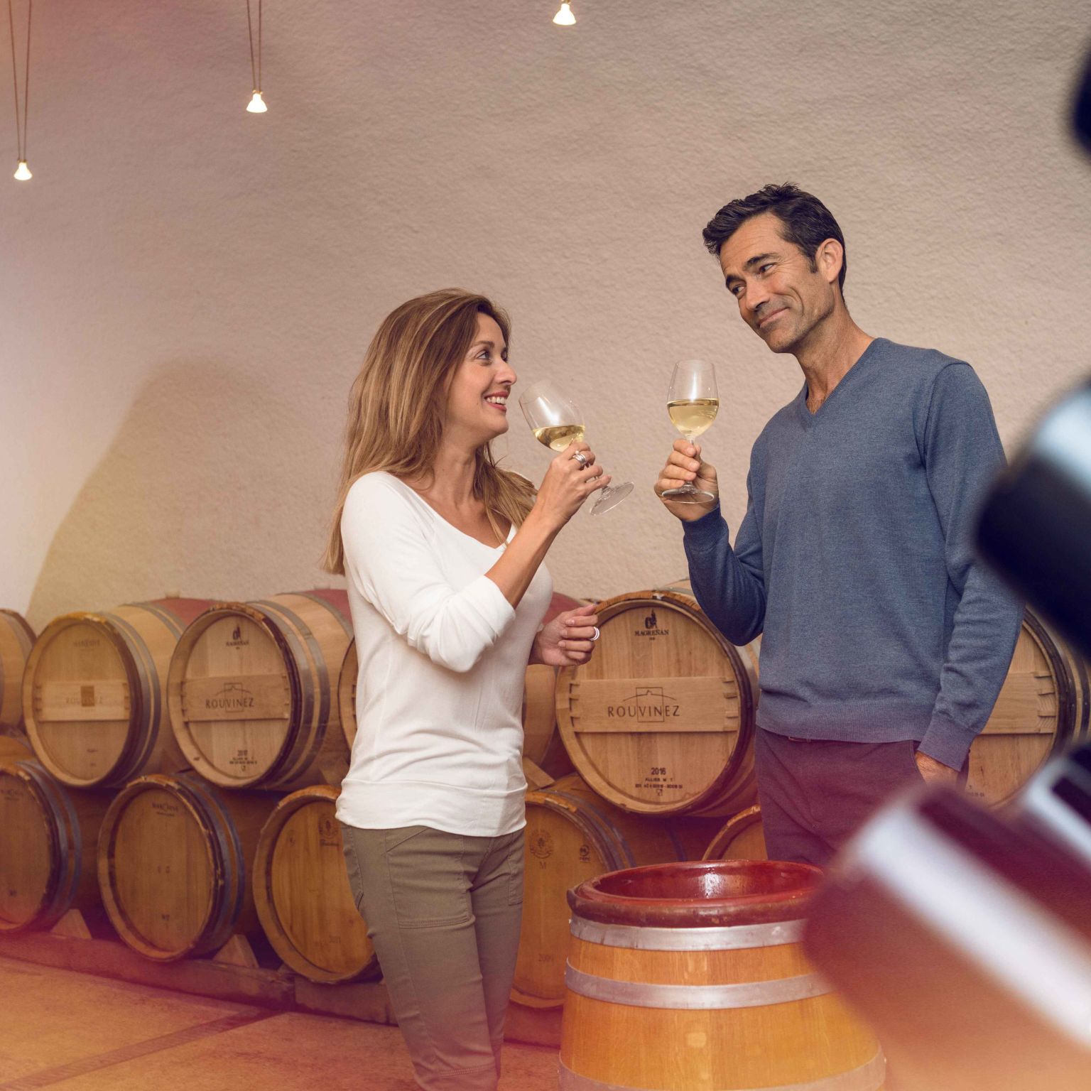 Un couple fait une dégustation de vin blanc dans la cave Rouvinez en Valais. Suisse.