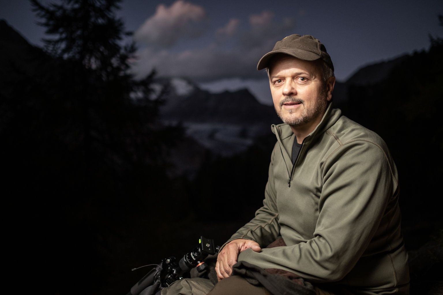 Marcel Grichting ist Fotograf und versucht den Rothirsch zu fotografieren, Wallis, Schweiz