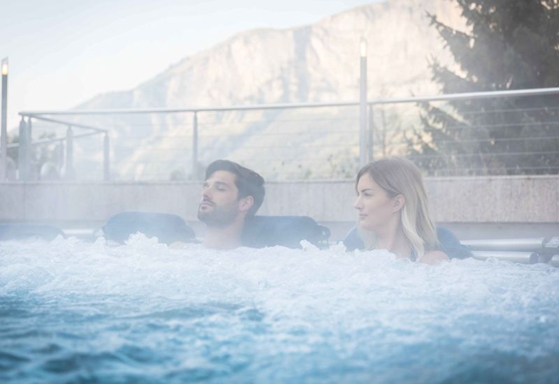 Zwei Personen geniessen die Sprudelmassagen in den Bädern von Leukerbad. Wallis, Schweiz