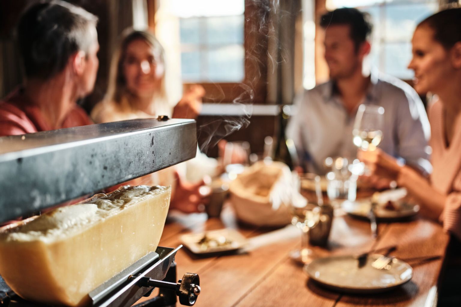 Ein Racletteofen bei einem Essen in einem Chalet, Wallis, Schweiz