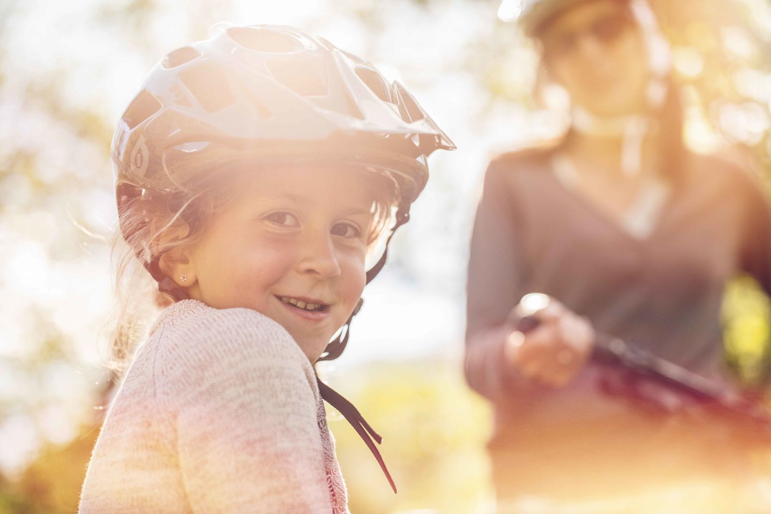 Mädchen mit Helm macht eine Pause auf dem Fahrrad. Valais Wallis Schweiz Suisse