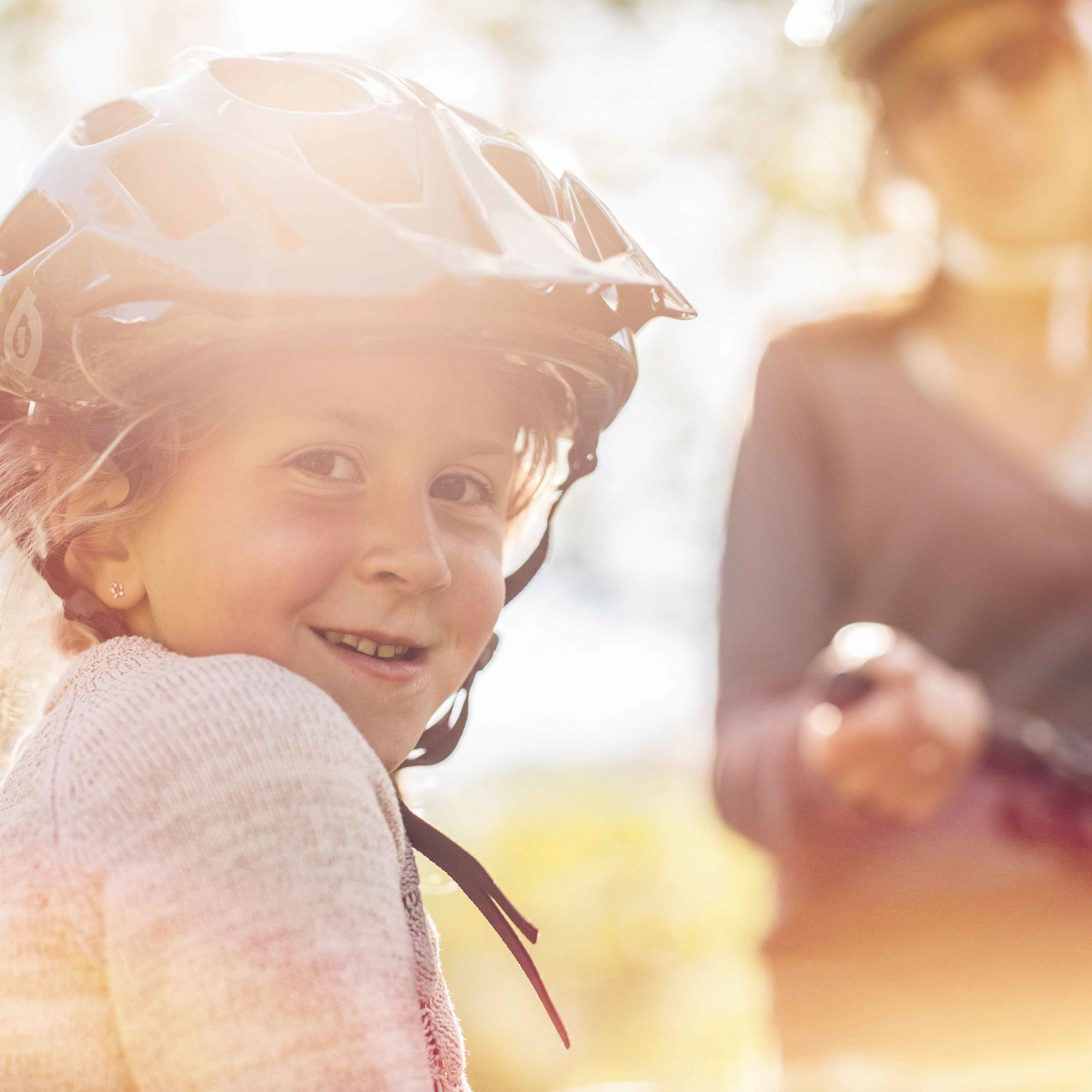 Mädchen mit Helm macht eine Pause auf dem Fahrrad. Valais Wallis Schweiz Suisse