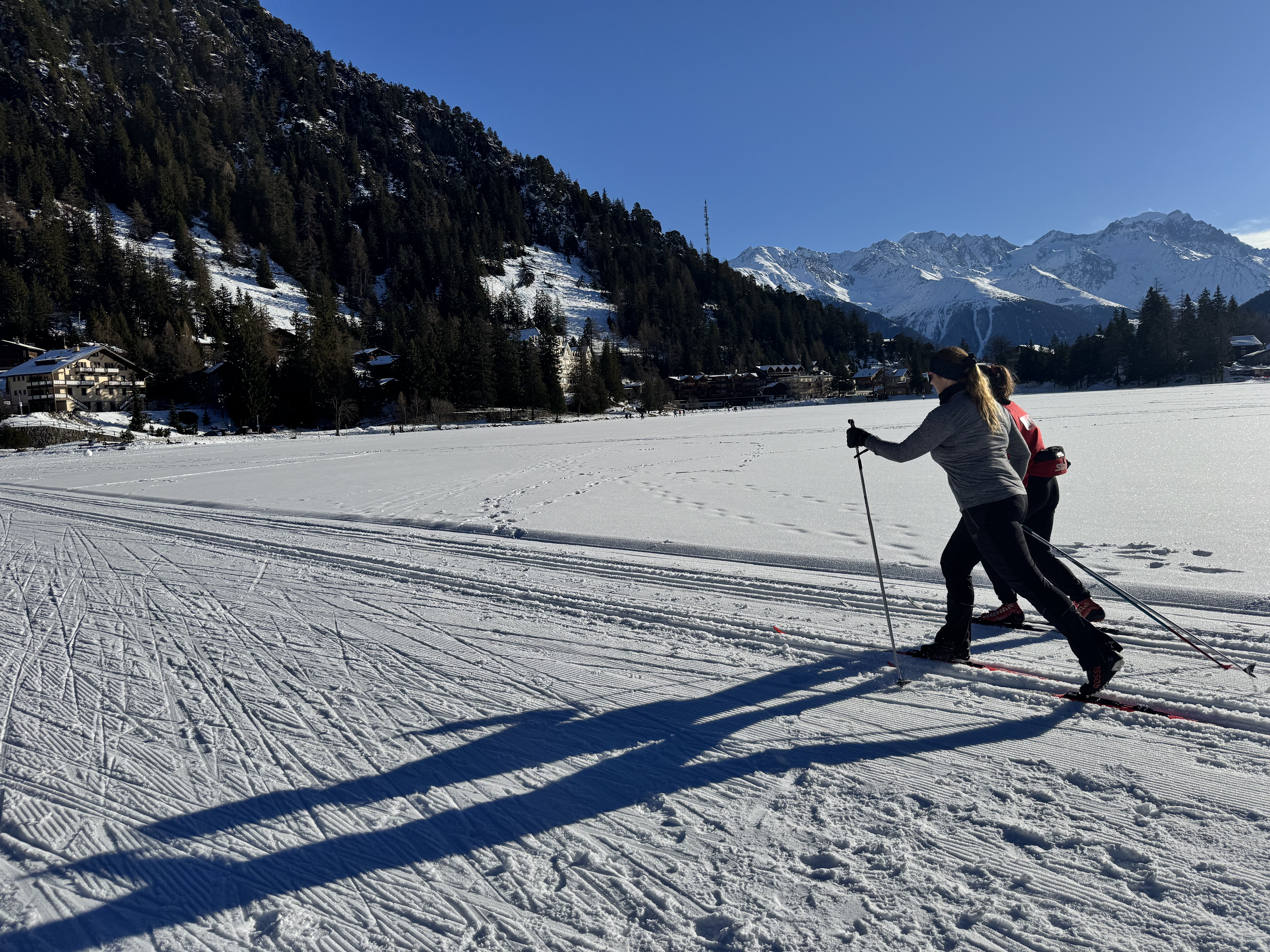 Zwei Langläufer auf einer Loipe in der winterlichen Landschaft von Champex-Lac