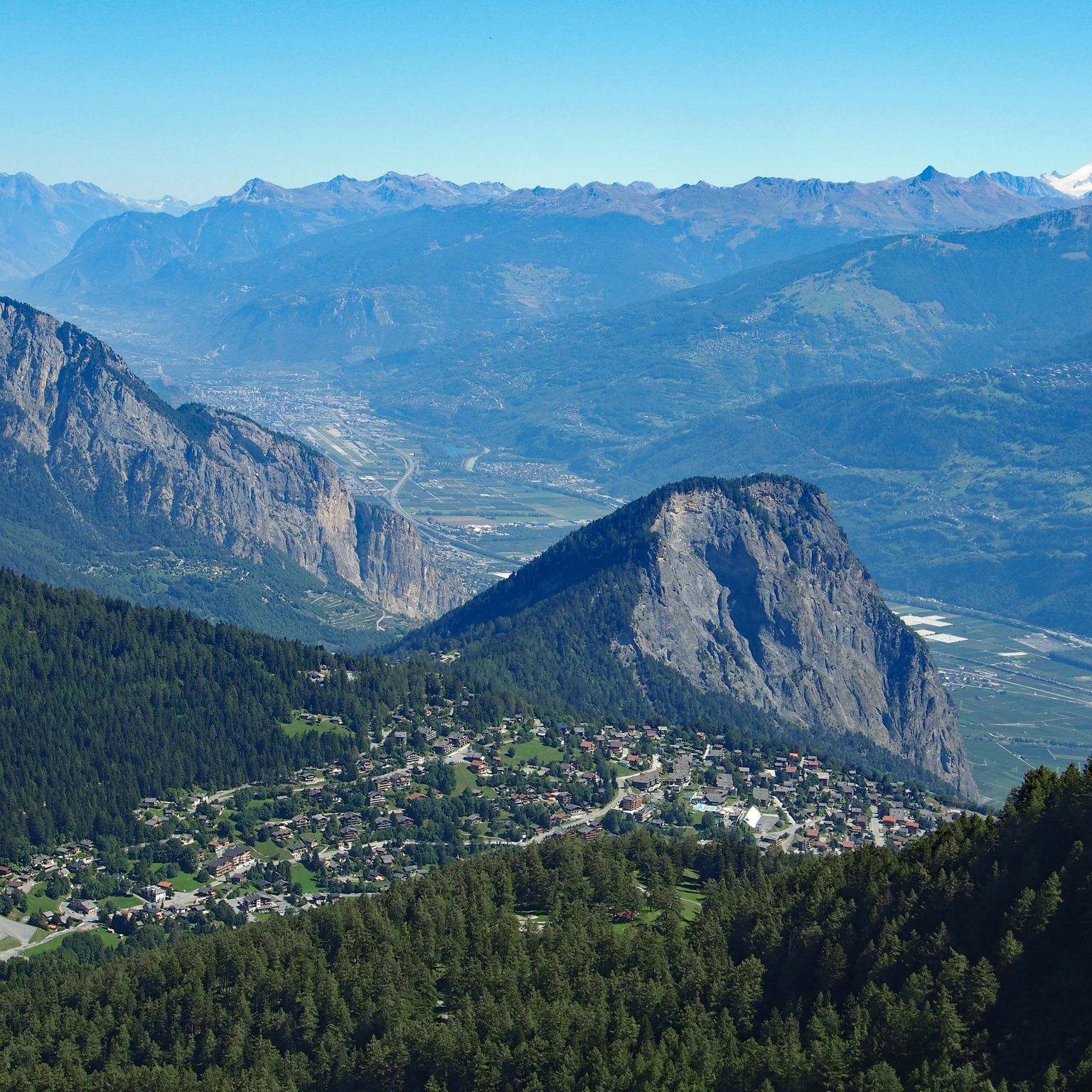Vue d’Ovronnaz depuis le Petit Pré en été avec l’Ardève en arrière plan. Valais. Suisse