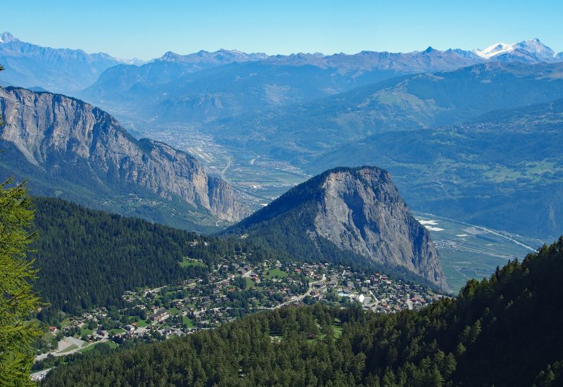 Blick vom Petit Pré auf Ovronnaz im Sommer mit der Ardève im Hintergrund. Wallis.  Schweiz