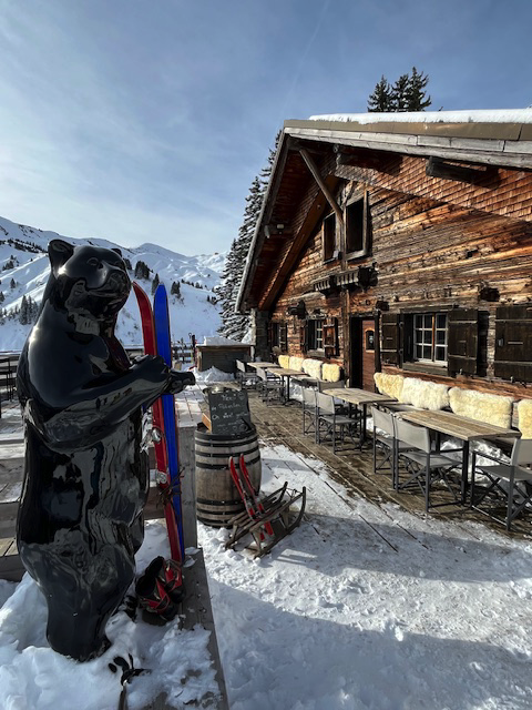 Terrasse du restaurant Les Clavets sur les pistes de ski à Champéry, Valais