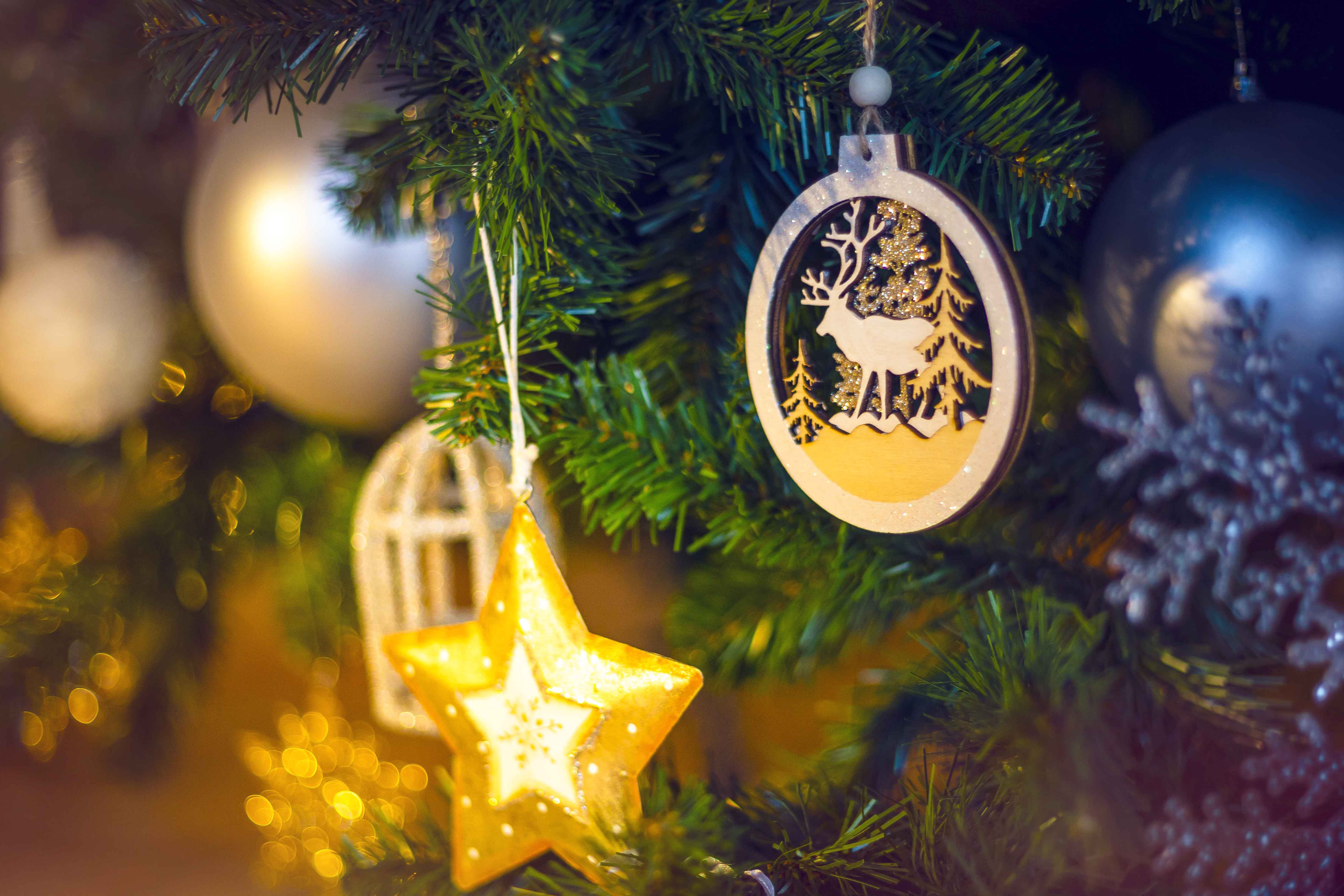 Weihnachtsbaum mit Girlanden und Kugeln. Wallis. Schweiz.