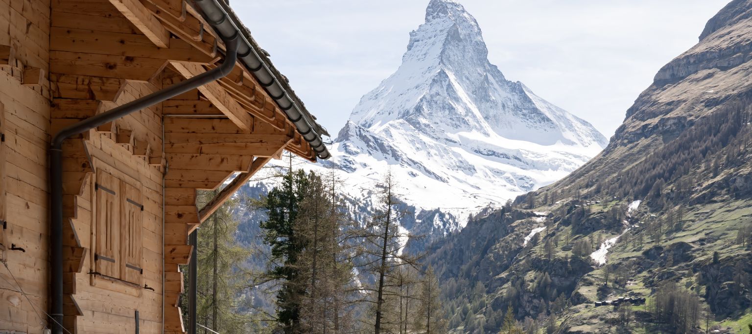 Vue de l'hôtel Cervo avec le Cervin en arrière plan, Zermatt. Valais, Suisse.