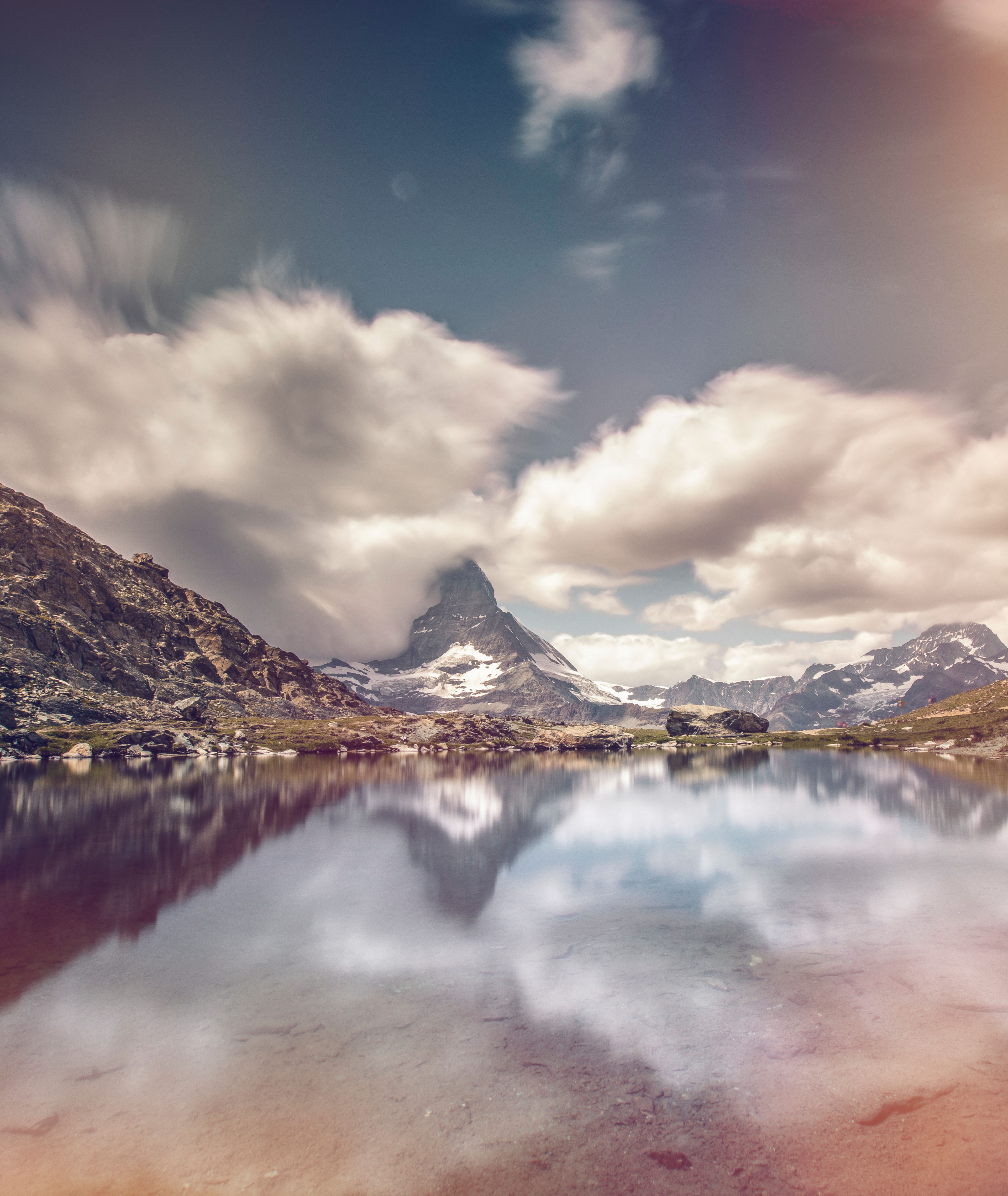 Matterhorn in Zermatt mit Spiegelung im See. Wallis. Schweiz