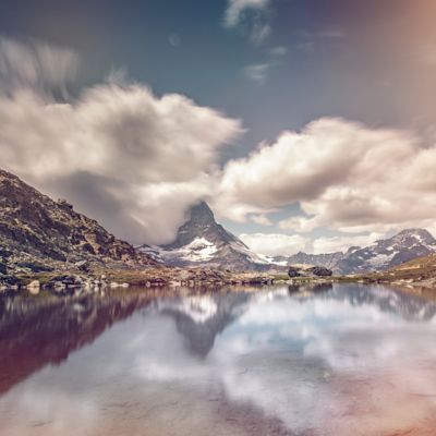 Cervin à Zermatt avec reflet dans le lac. Valais. Suisse