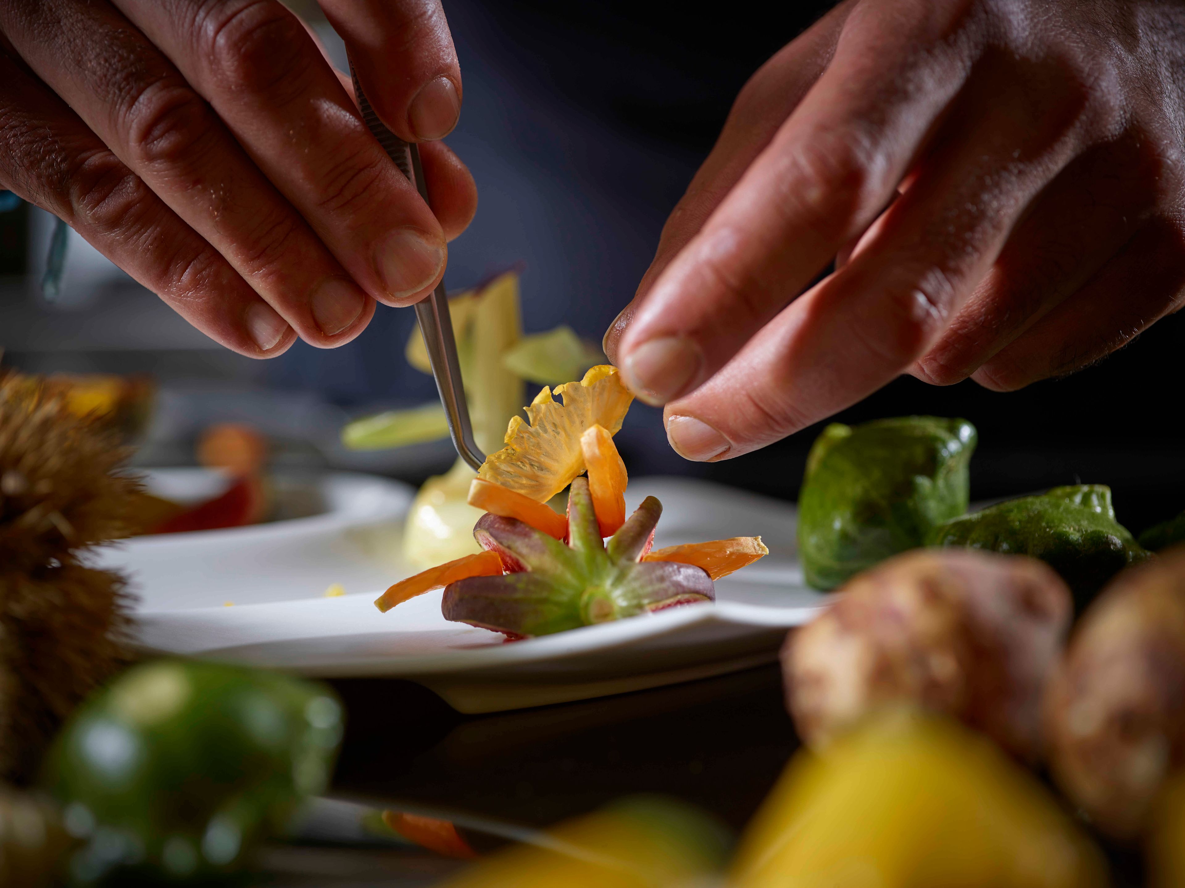 Der Chefkoch des Restaurants "LeCrans" richtet den Teller an. Wallis, Schweiz