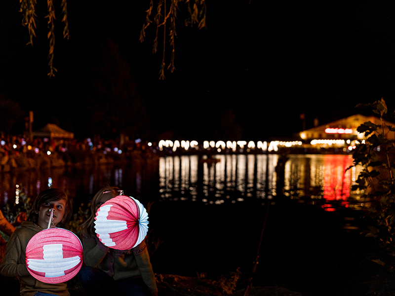 Le lac Grenon à Crans-Montana aux couleurs de la Suisse. 