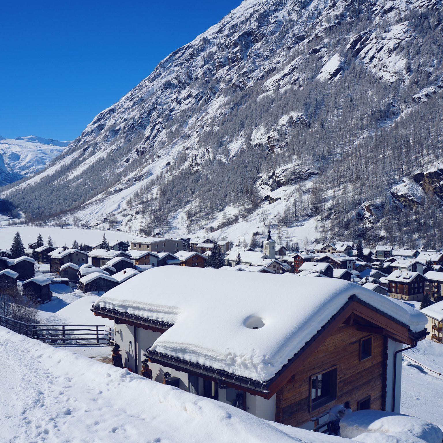 Dorf Taesch im Winter, Wallis