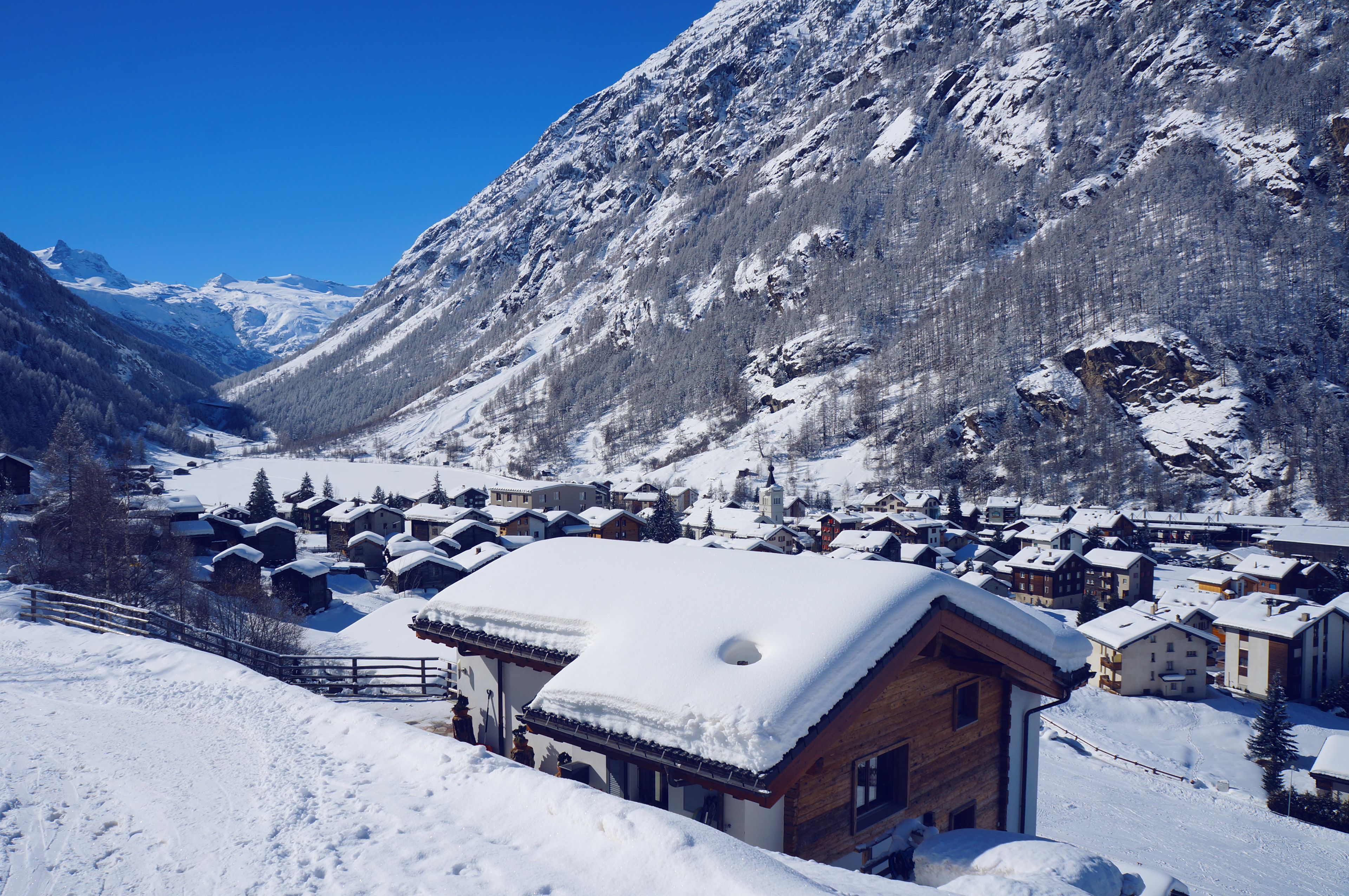 Village Taesch en hiver, Valais