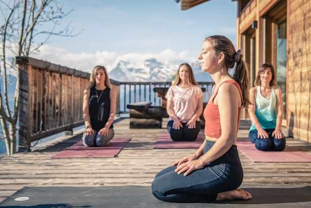 mys-Long weekend Yoga Break in the mountains - Veysonnaz-Nendaz-Veysonnaz Tourisme - mini-Yoga_paysage_accroupi_terrasse yogabreak Veysonnaz_copyrightLindaphotography.jpg
