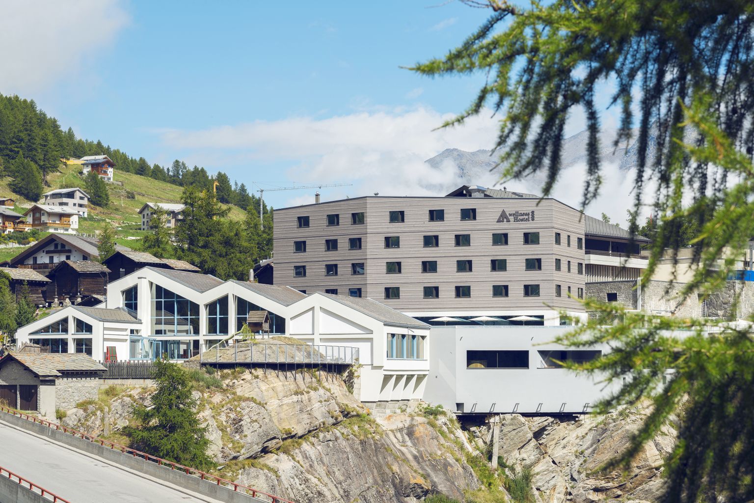 A world first for the glacier village of Saas-Fee. The hostel combines the typical laidback ambiance and low prices of a youth hostel with the exacting requirements of modern wellness and fitness facilities, Valais