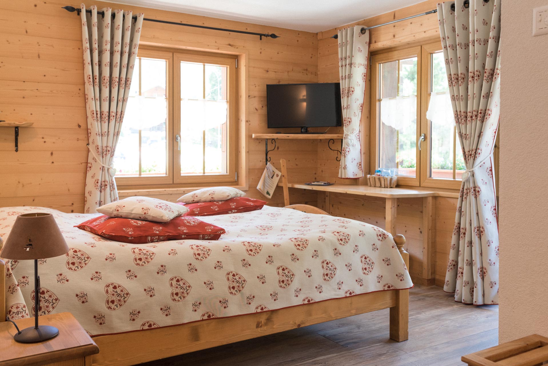 Chambre de l'hôtel les Mélèzes à Evolène. Valais, Suisse