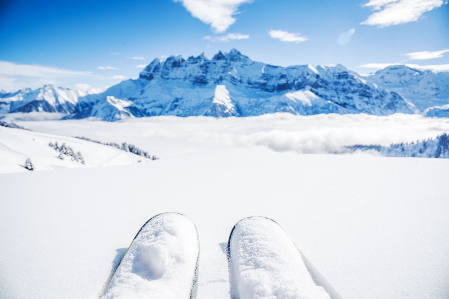 Skier à Champéry face aux Dents du Midi, Portes du Soleil, neige poudreuse, hiver en Valais, Suisse