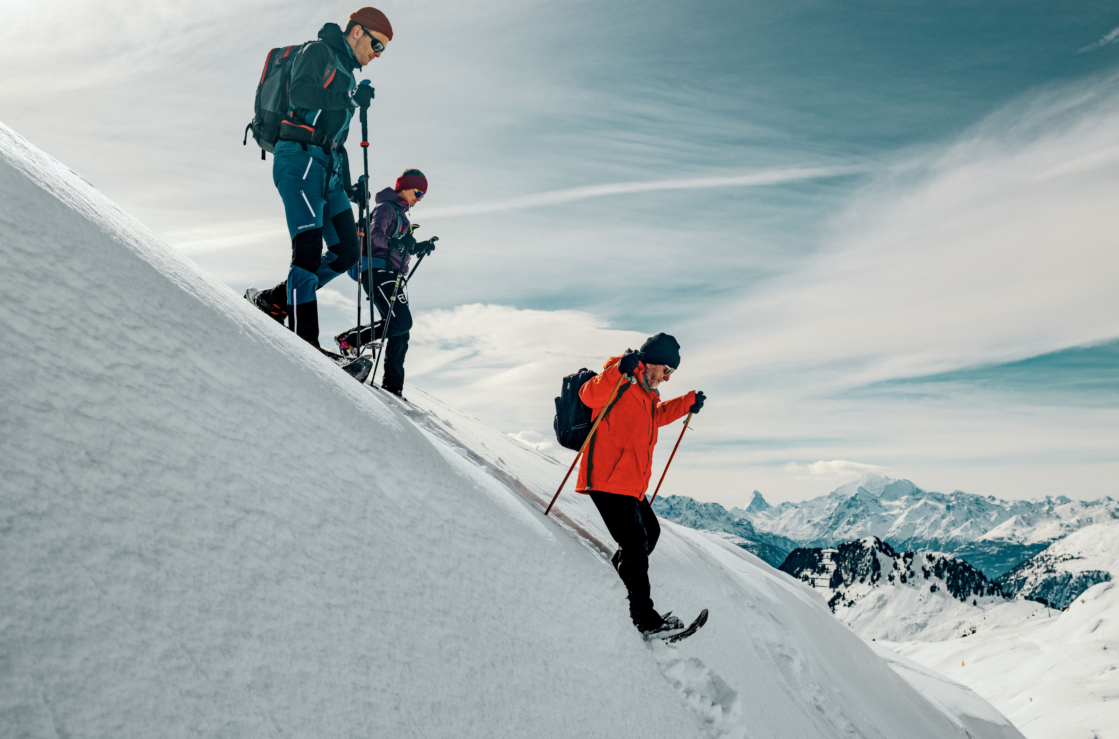 Abstieg über kleine Schneeverwehungen- Ed zeigt wie es geht, Wallis, Schweiz