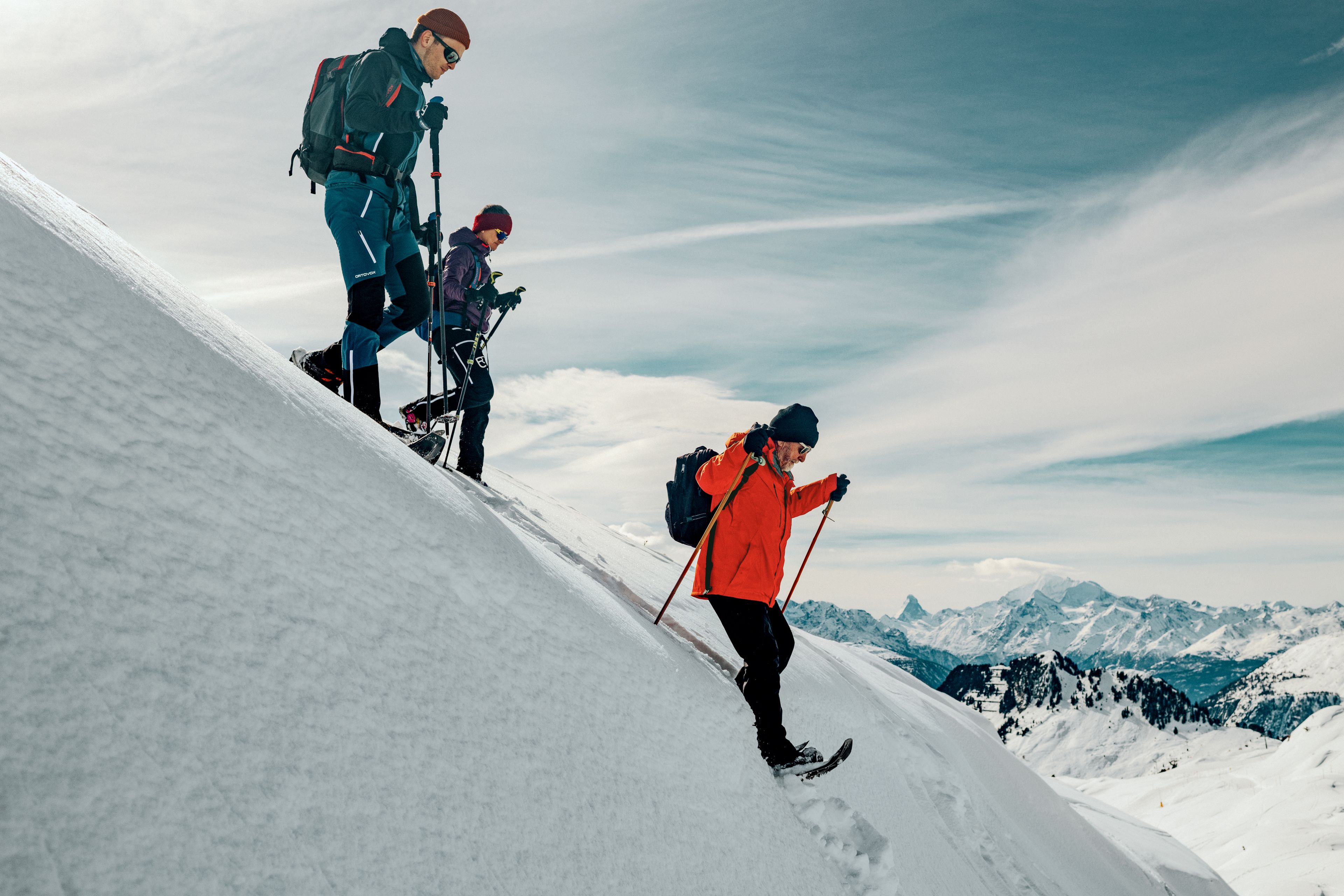 Abstieg über kleine Schneeverwehungen- Ed zeigt wie es geht, Wallis, Schweiz