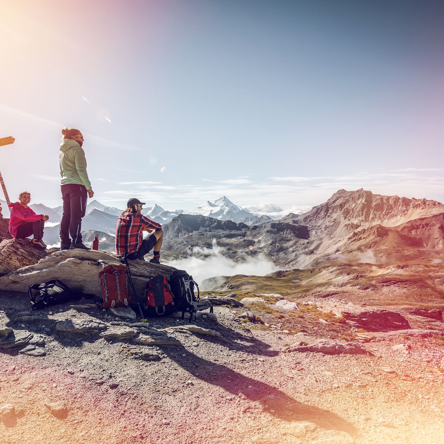 Randonneurs en route pour la cabane des Becs de Bosson, randonnée en Valais, Suisse