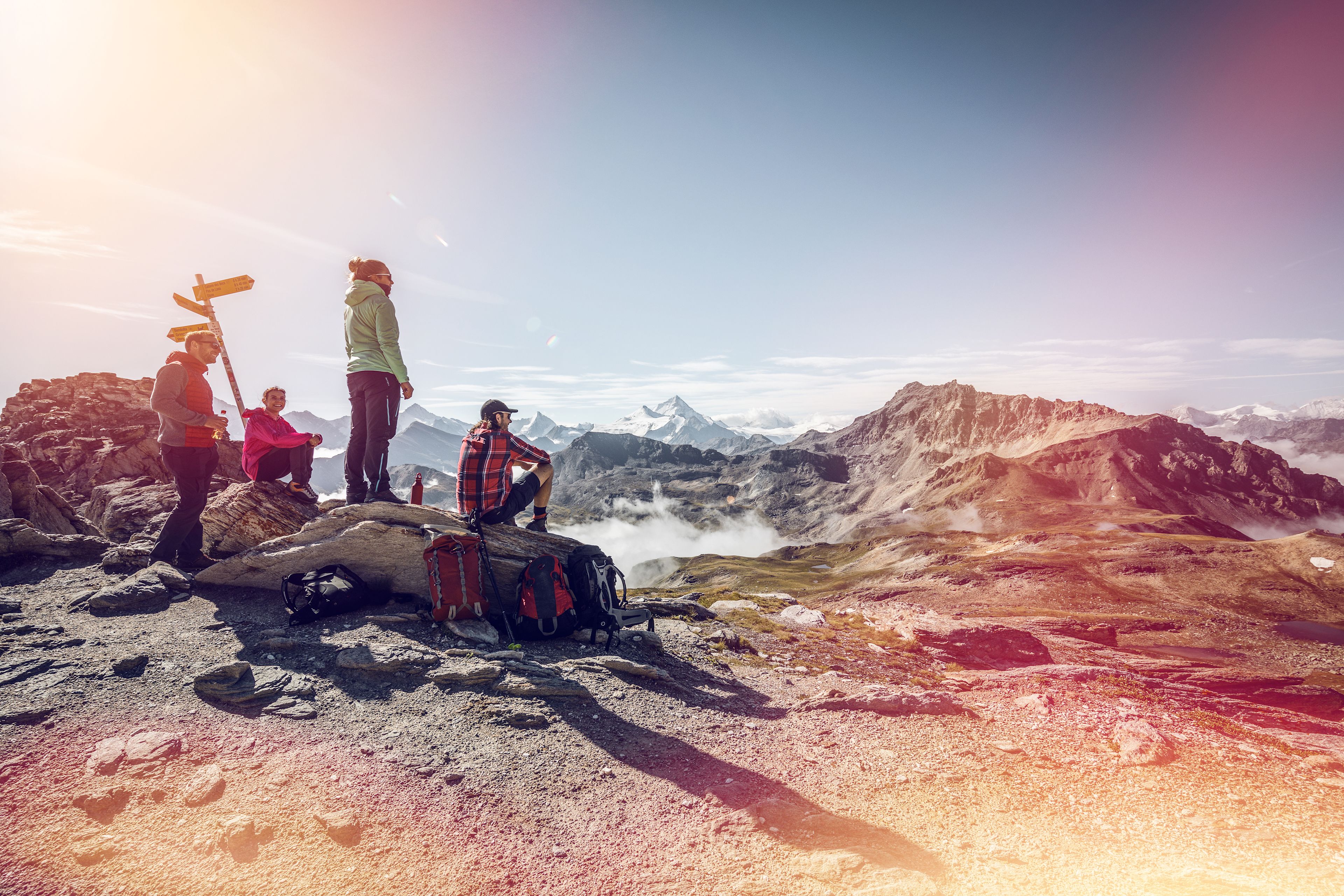 Wanderer auf dem Weg zur Cabane des Becs de Bosson, Wanderung im Wallis, Schweiz