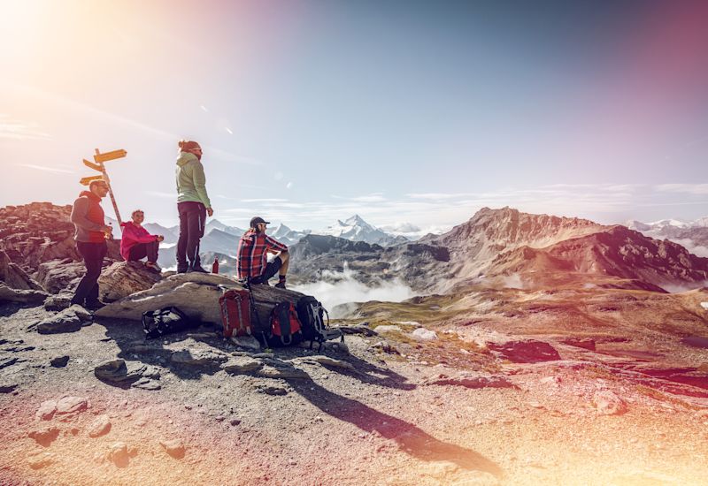 Wanderer auf dem Weg zur Cabane des Becs de Bosson, Wanderung im Wallis, Schweiz
