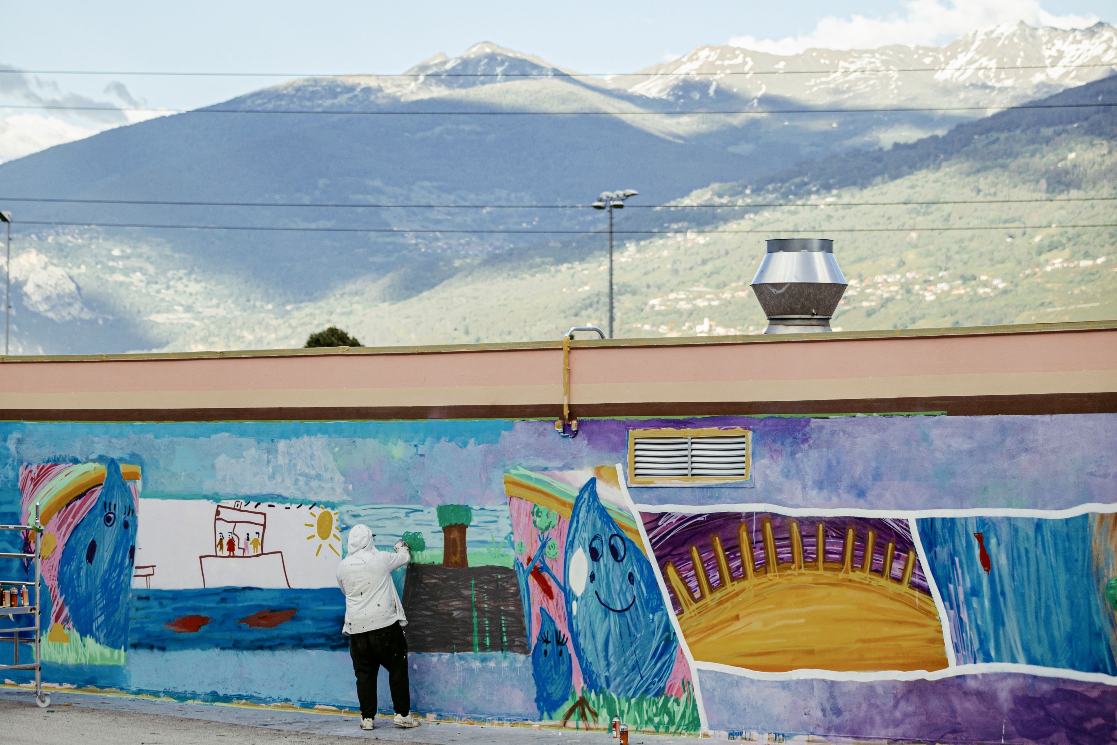 « Aquamarelle », de Jasm One, une interprétation du jeu de la marelle sur les murs de l’école Les Planty, à Vétroz. L’artiste s’est inspiré de dessins d’élèves pour la réalisation de cette fresque, Valais, Suisse