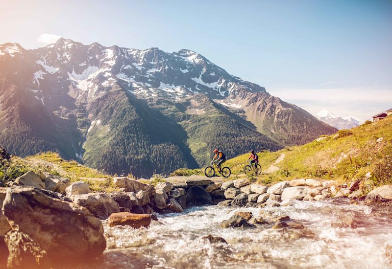 Moutainbiker im Lötschental, Wallis, Schweiz