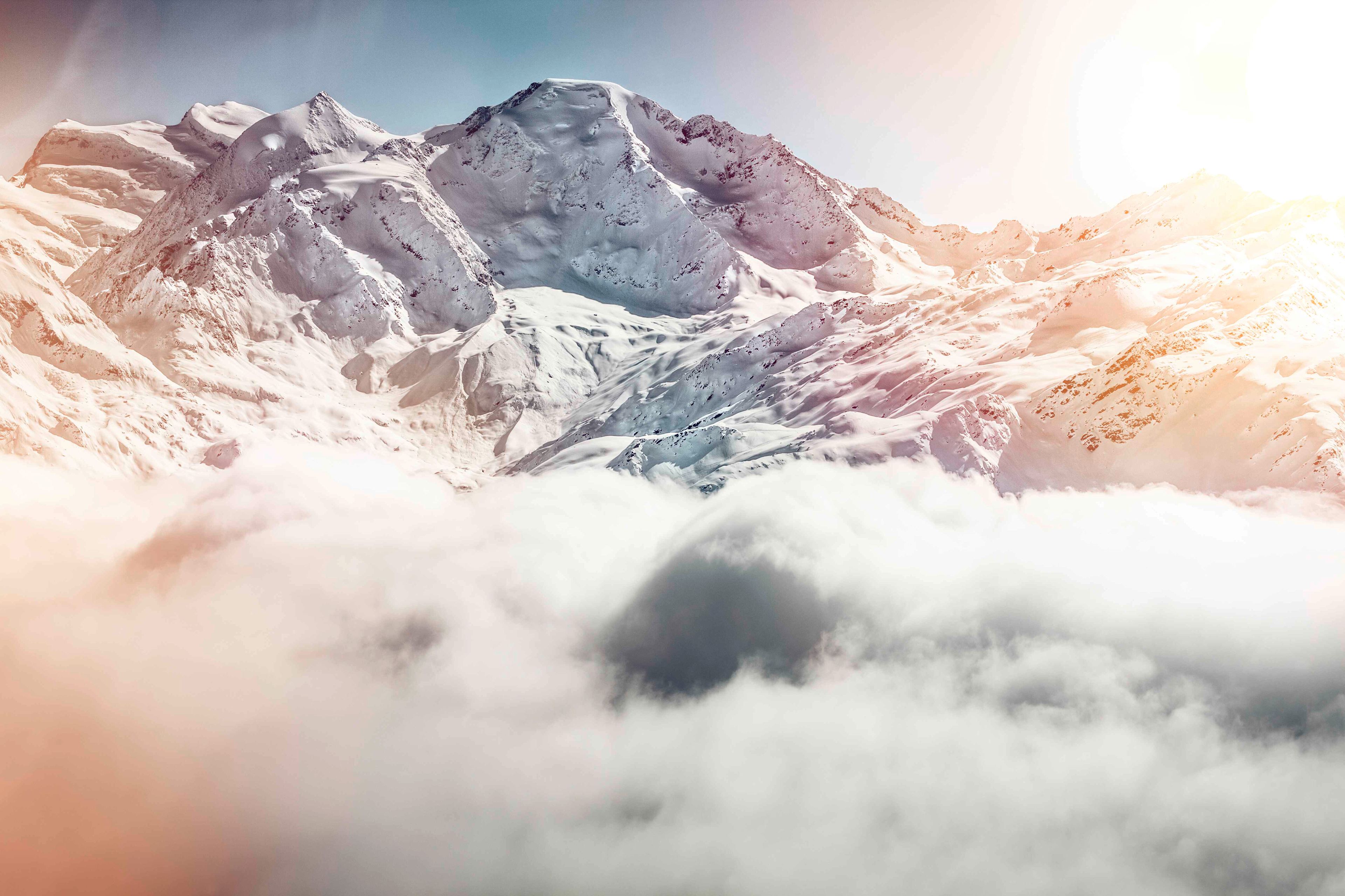 Winterlandschaft mit den Walliser Bergen. Wallis, Schweiz
