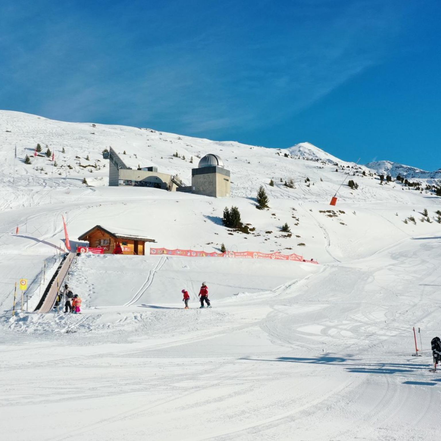 Beginner snow garden in Saint-Luc with magic carpet, gentle slope and breathtaking view over the Valais Alps