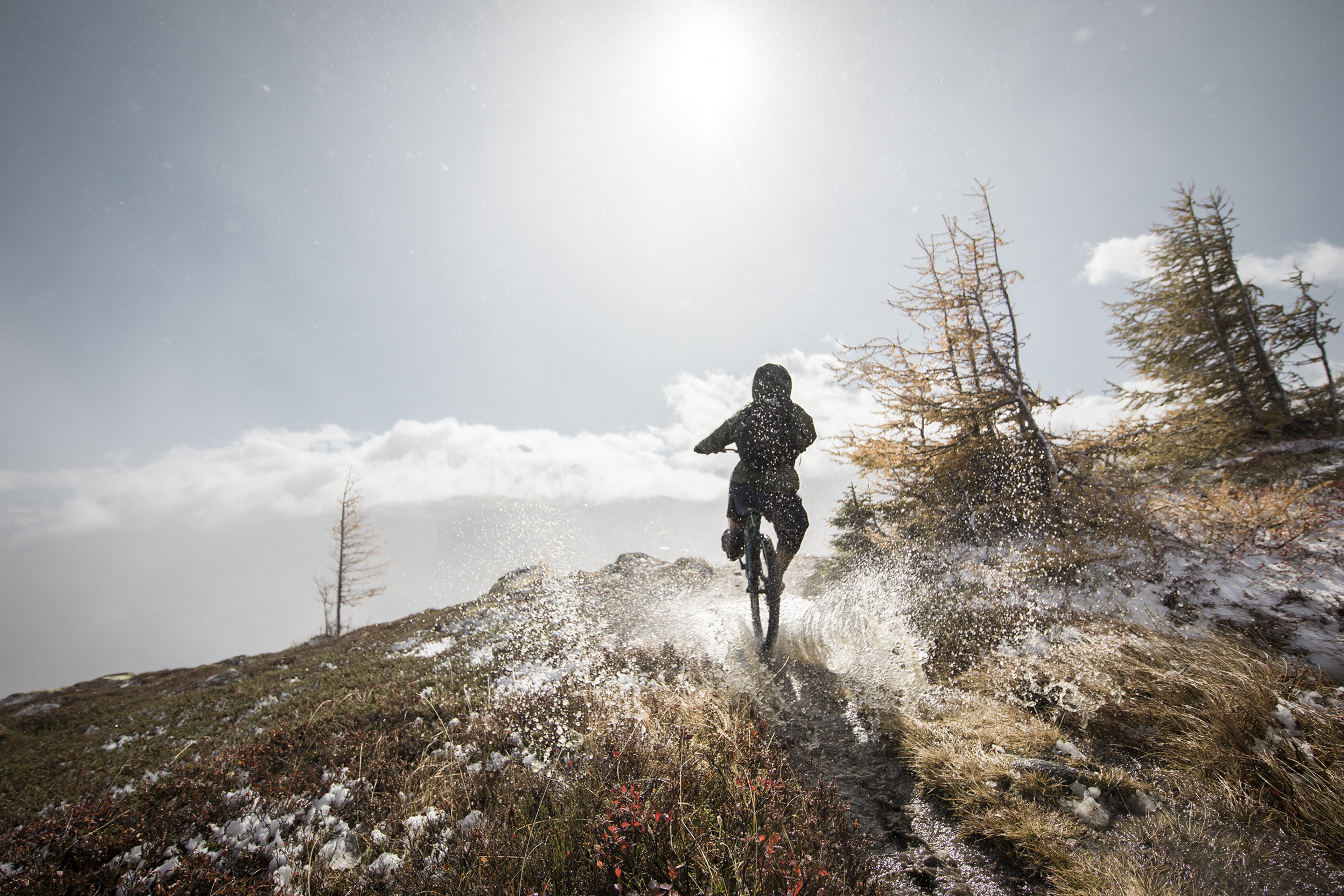 Mountainbiker auf Trails am Grimselpass, Wallis, Schweiz