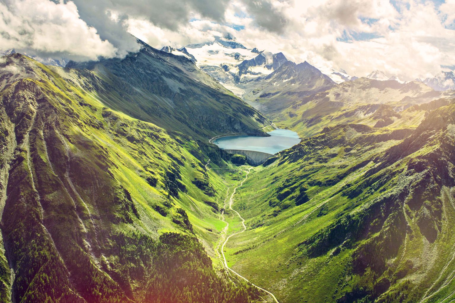 Majestueux barrage de Moiry dans le Val d'Anniviers, été en Valais, randonnées, Suisse