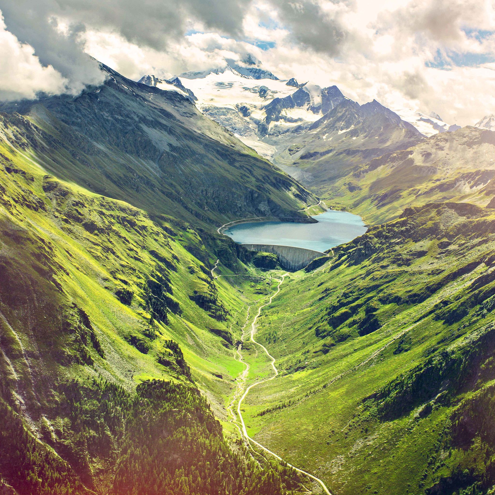 Majestueux barrage de Moiry dans le Val d'Anniviers, été en Valais, randonnées, Suisse
