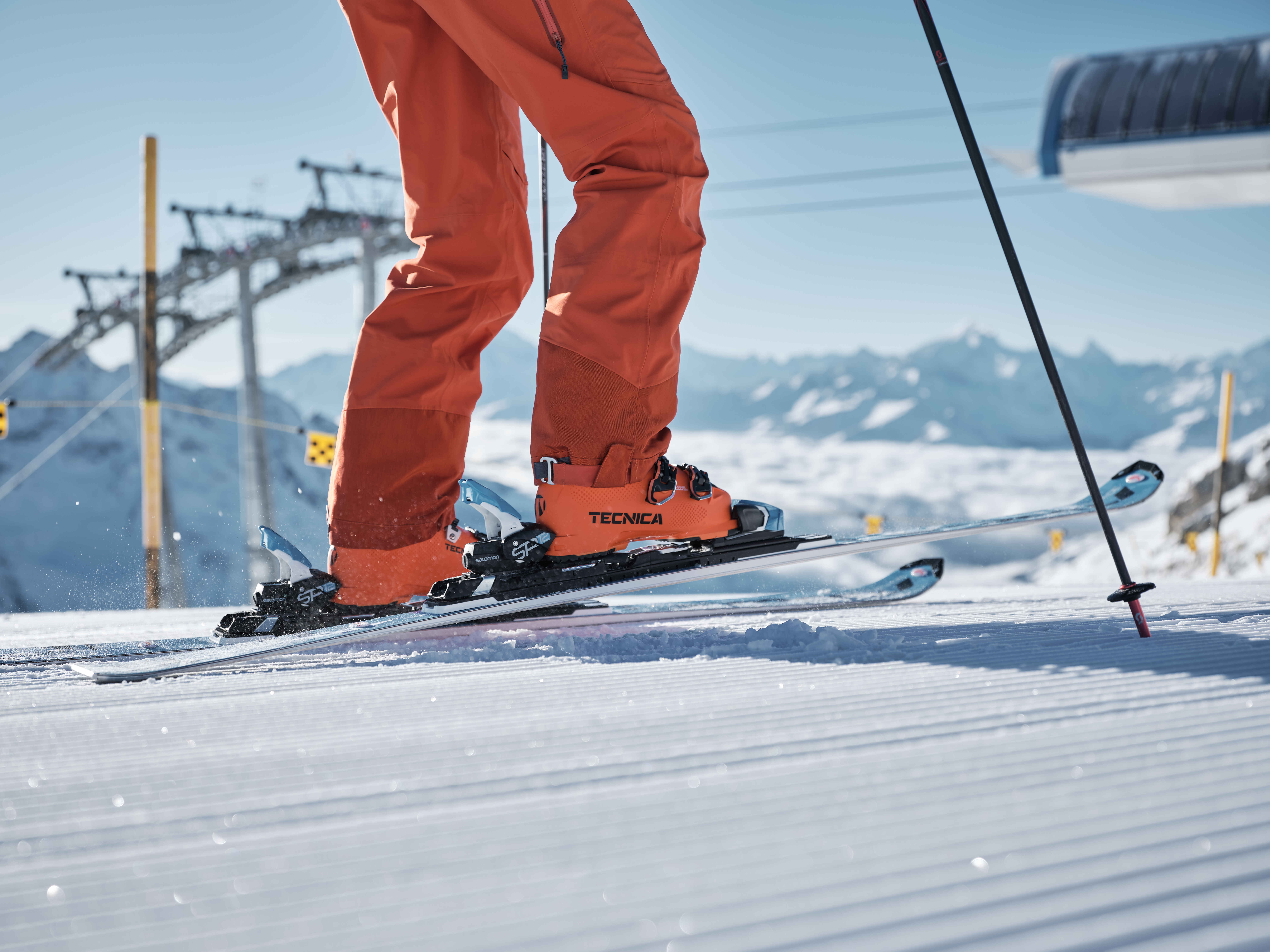 Ski, skieur au sommet d'une remontée mécanique prêt pour faire une belle descente. Valais, Suisse
