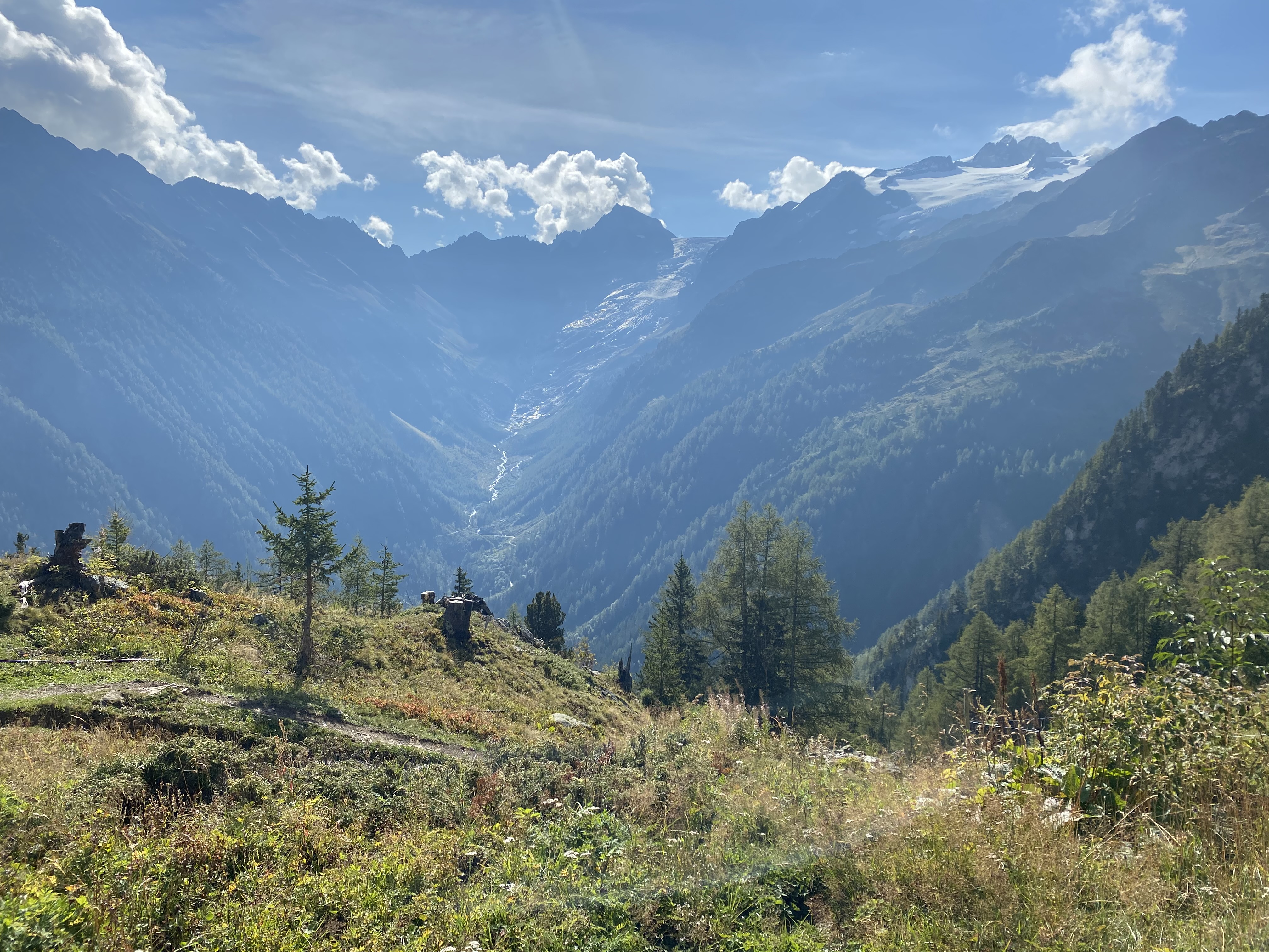 Trail Running Strecke mit einem Gebäude in Vallée du Trient, Wallis, Schweiz