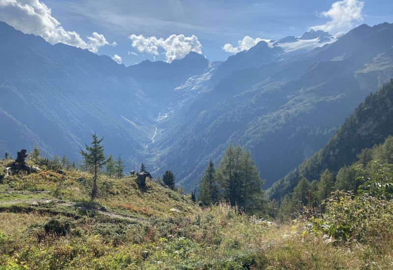 Piste de course à pied avec un bâtiment à la Vallée du Trient, Valais, Suisse