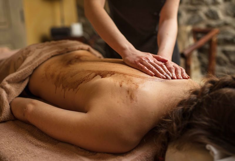 Une dame se fait masser à l'hôtel Bella Tola afin de bénéficier d'un moment de détente. Valais, Suisse.