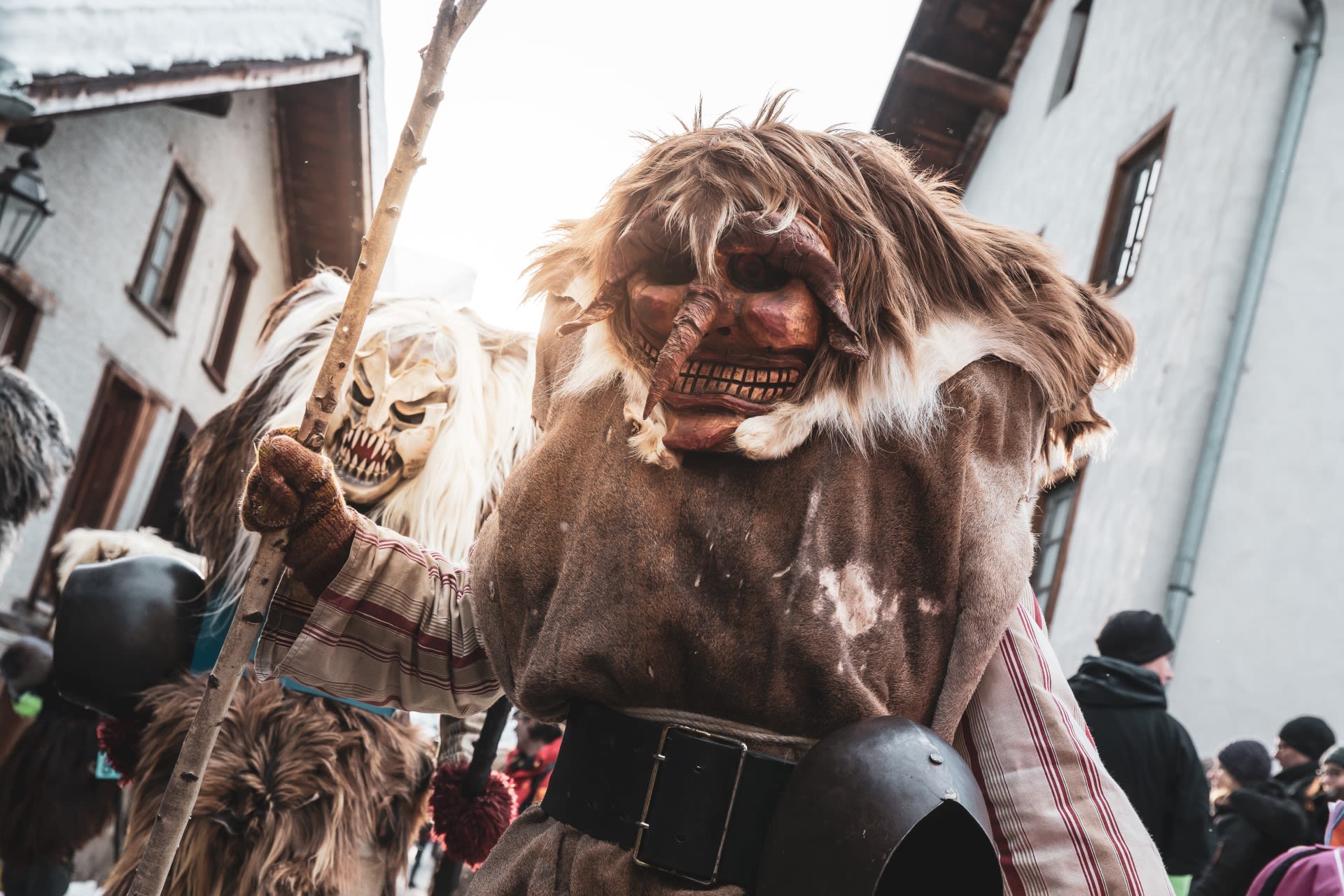 Les personnages carnavalesques masqués qui sont des caractéristiques du Lötschental, les «Tschäggättä», carnaval du Lötschental, Valais, Suisse
