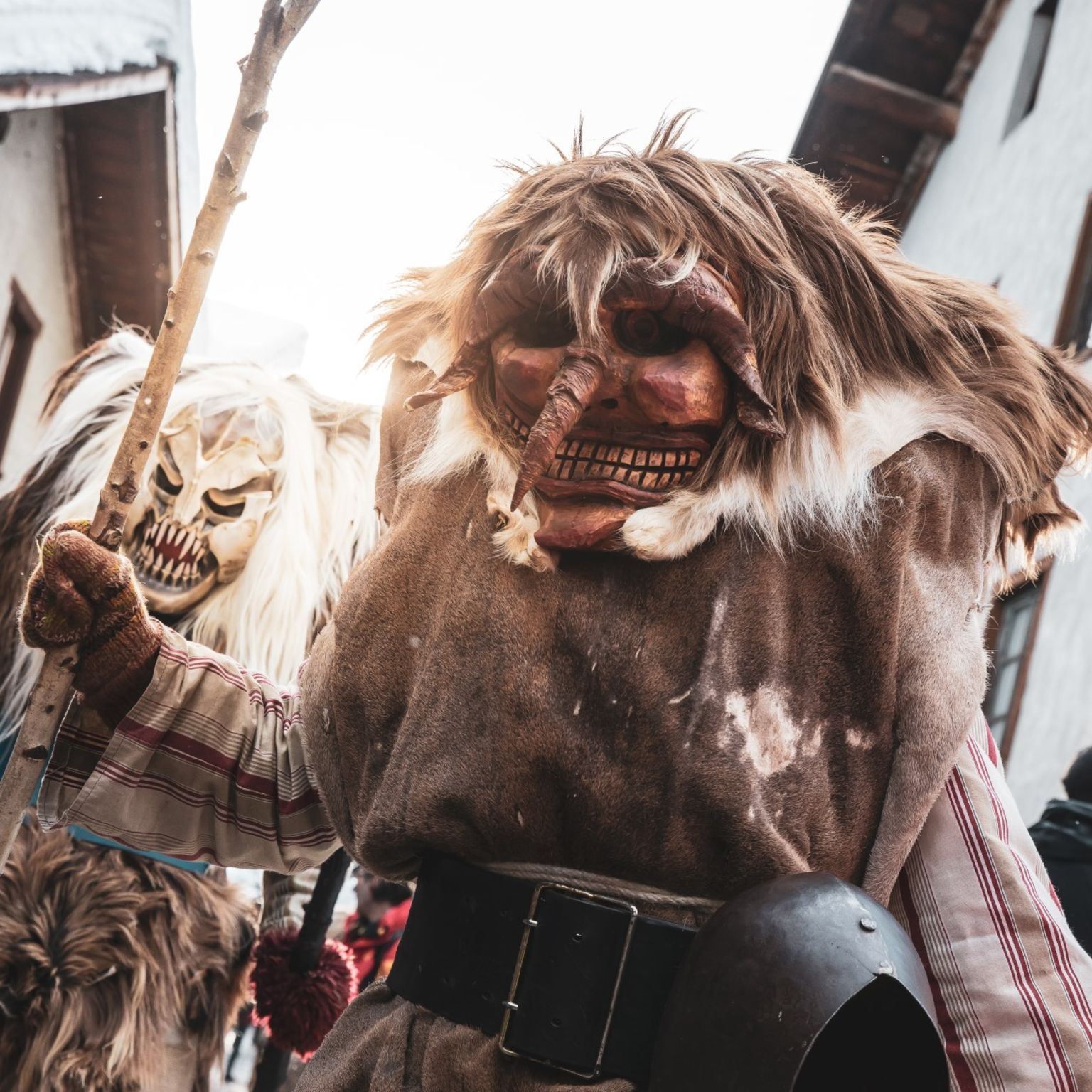 Les personnages carnavalesques masqués qui sont des caractéristiques du Lötschental, les «Tschäggättä», carnaval du Lötschental, Valais, Suisse