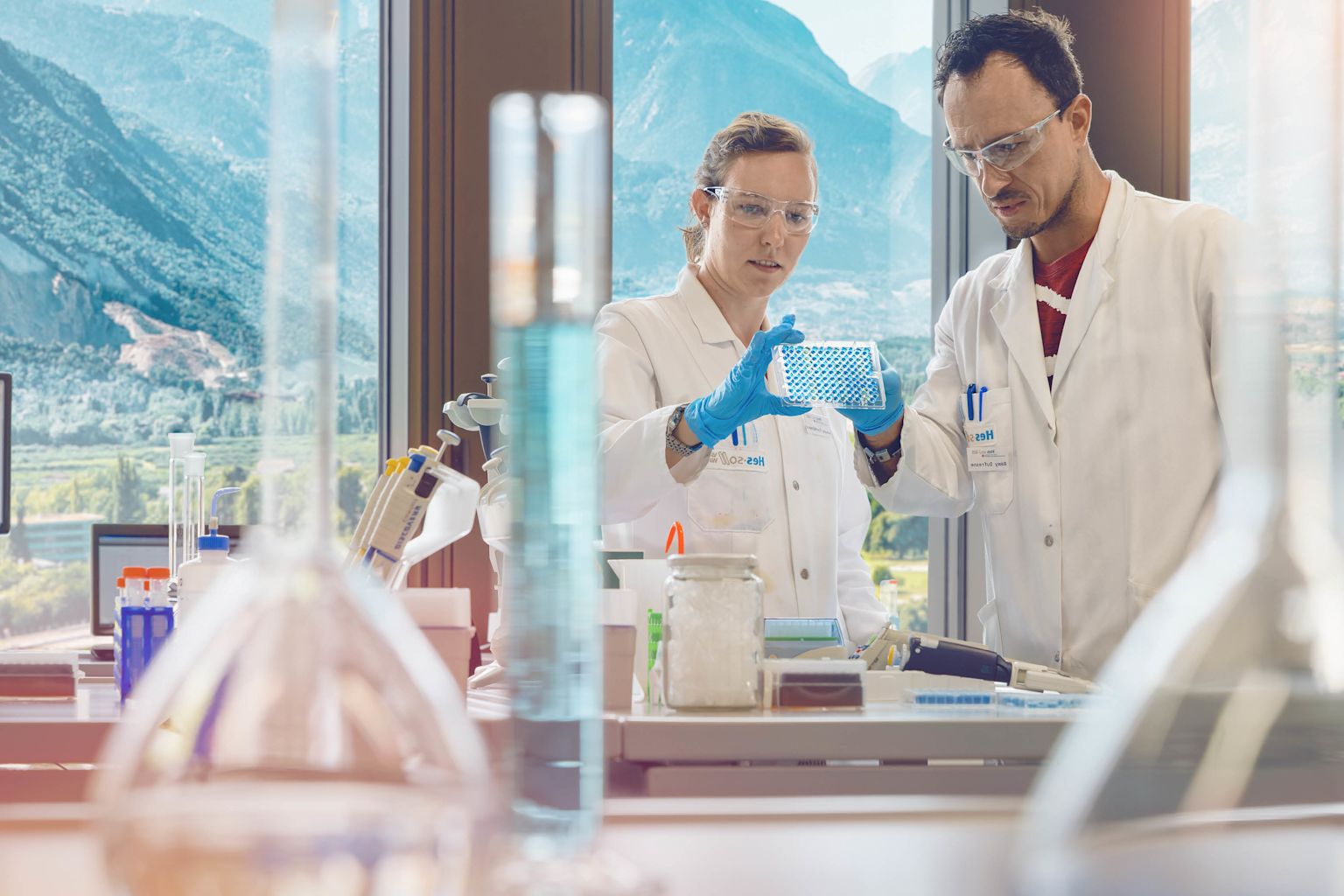 Ingénieurs dans un laboratoire en Valais, innovation, carrière, vivre et travailler en Valais, Suisse