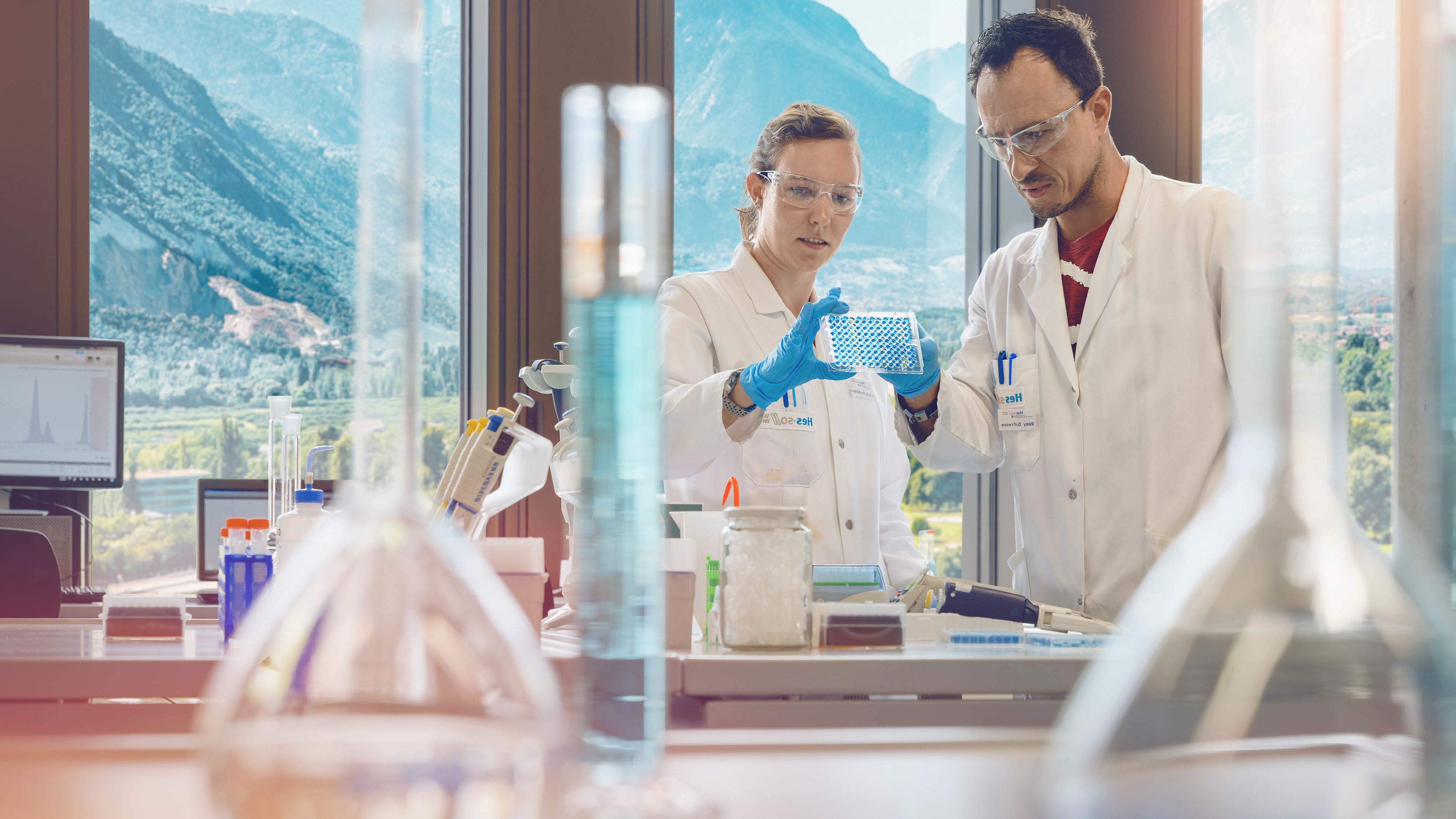 Ingénieurs dans un laboratoire en Valais, innovation, carrière, vivre et travailler en Valais, Suisse