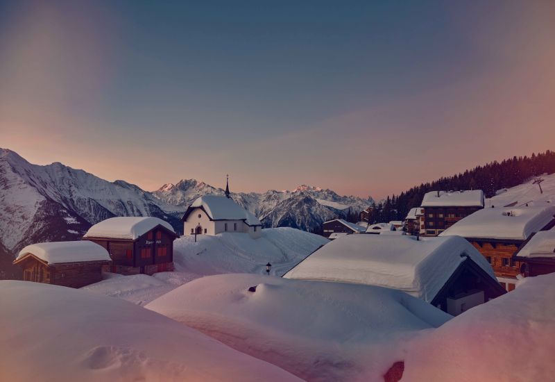 Schneebedeckte Dächer in der Aletsch Arena, Winter im Wallis, Schweiz