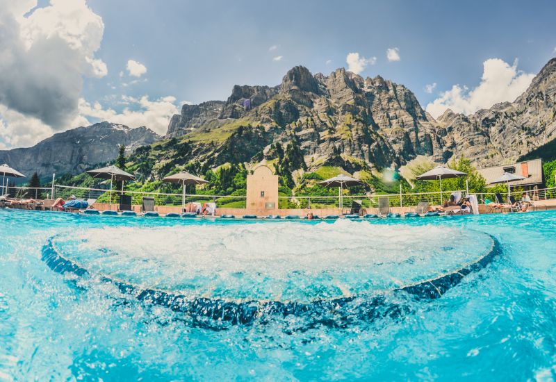 Les bains thermaux à Loèche-les-Bains offrent une magnifique vue sur les montagnes pendant un temps de relaxation dans l'eau chaude. Valais. Suisse