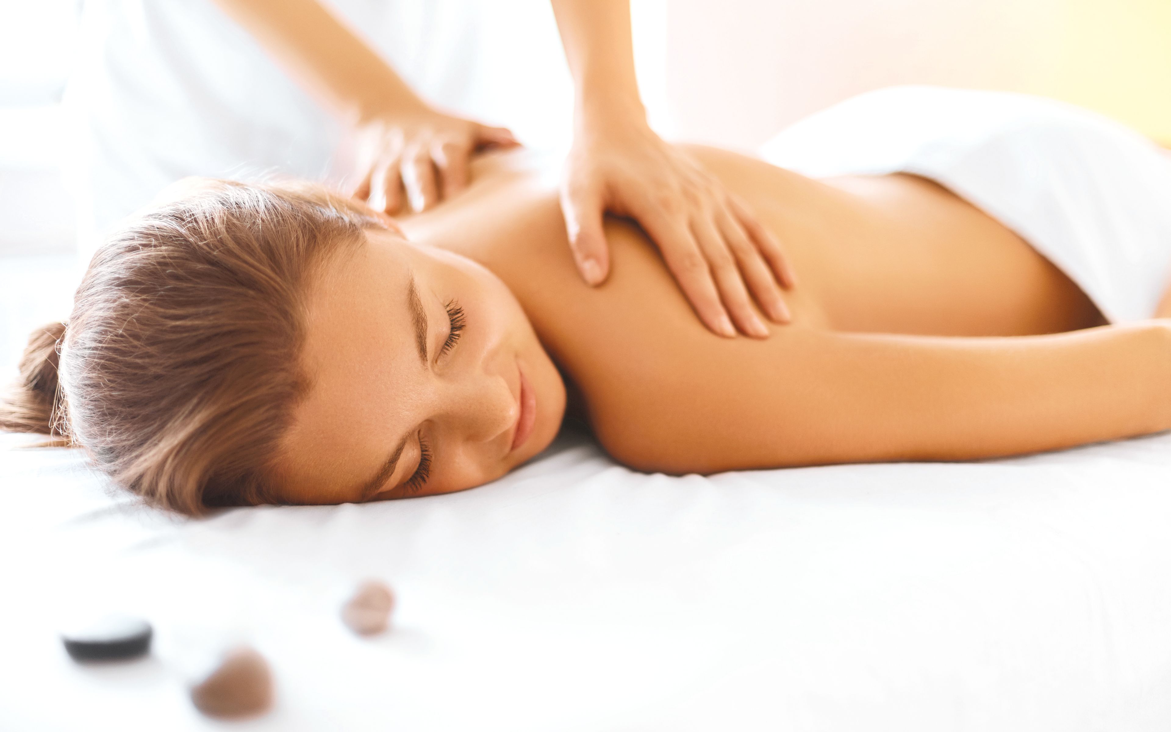 Les pierres chaudes sont appliquées sur le corps pour le soigner depuis plus de 2000 ans, Valais, Suisse