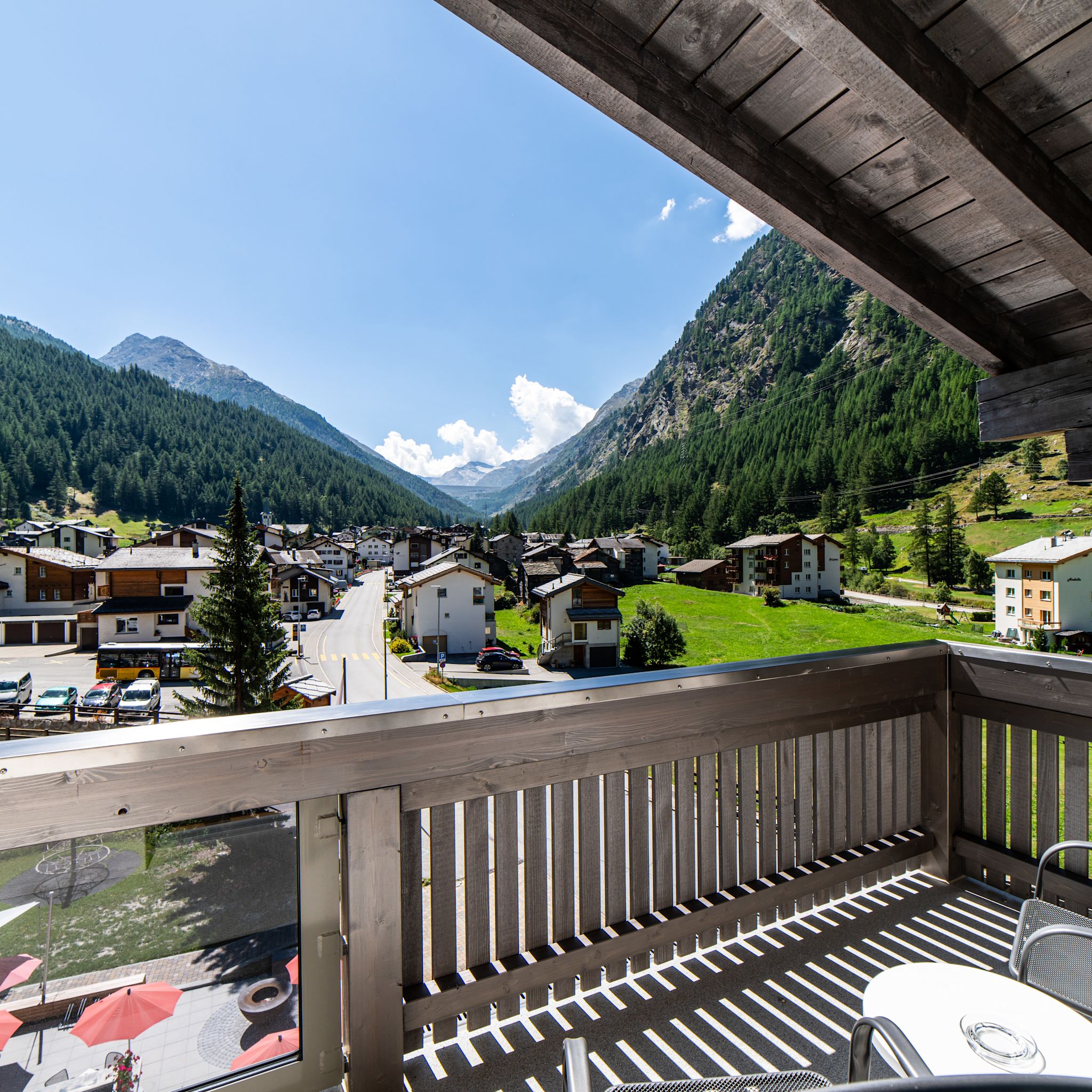 Sonniger Balkon mit Blick auf Saas-Almagell und die umliegenden Berge vom Hotel Kristall-Saphir