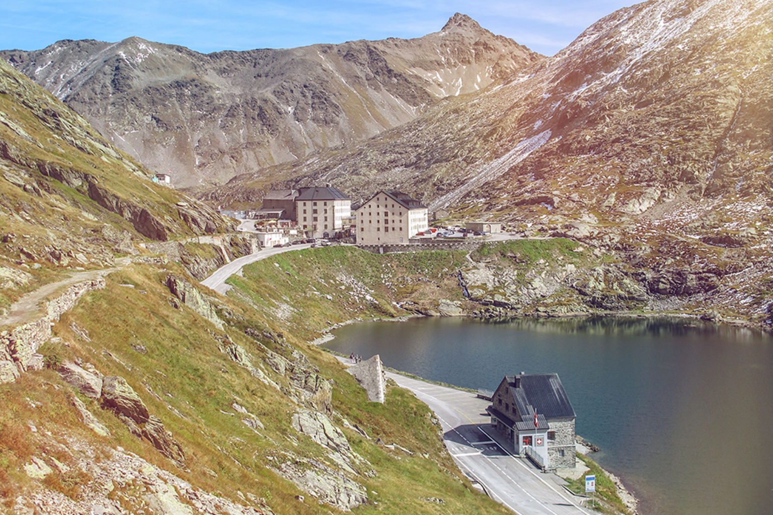 L’hospice du Grand Saint-Bernard est toujours habité par des chanoines.