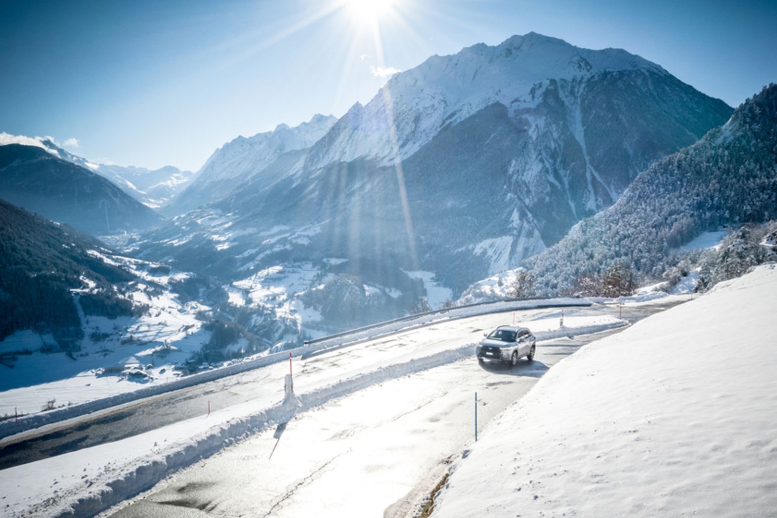 Toyota Corolla Hybrid auf den verschneiten Strassen von Chamoson, Wallis, Schweiz