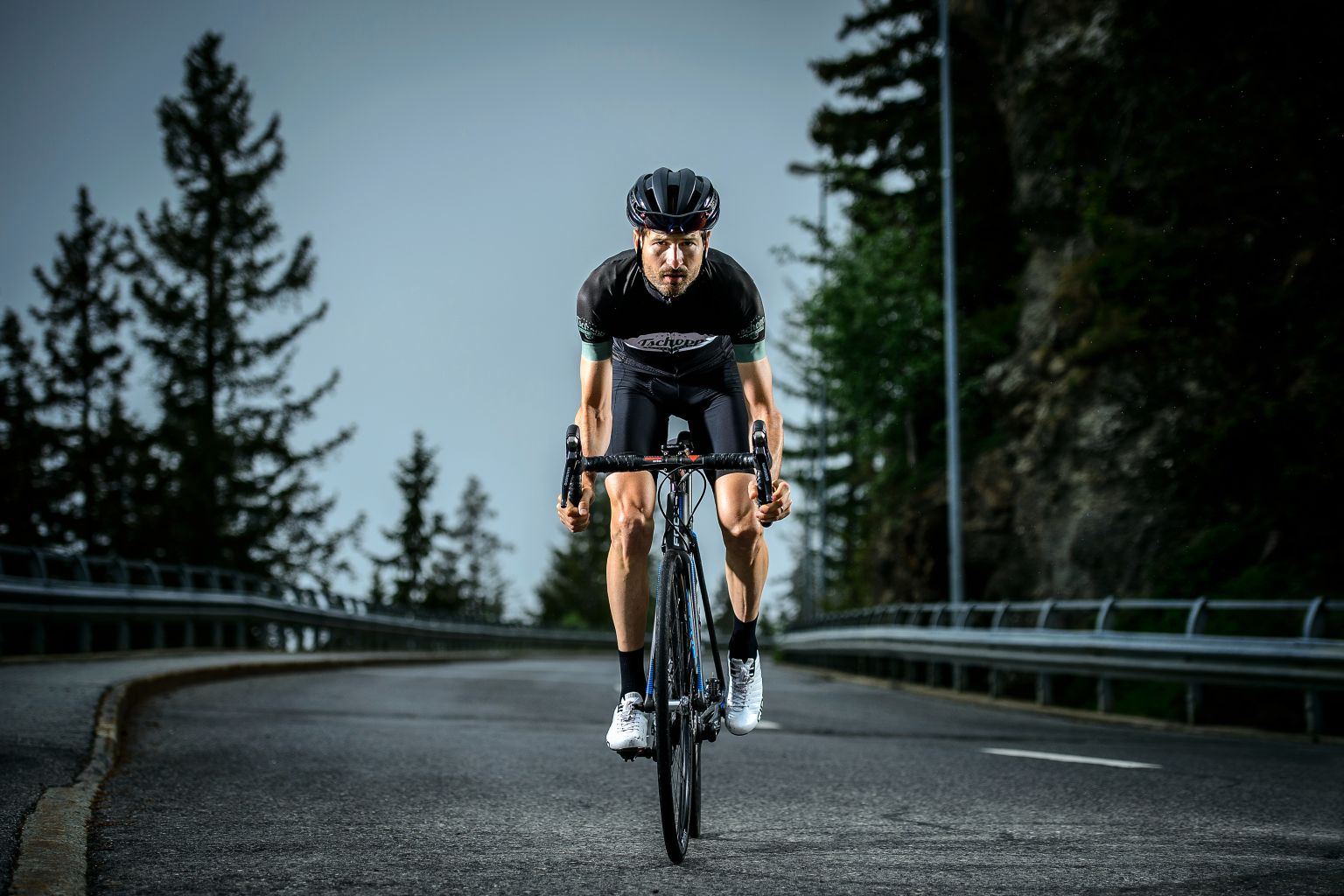 Cycliste sur route Valais Wallis Schweiz