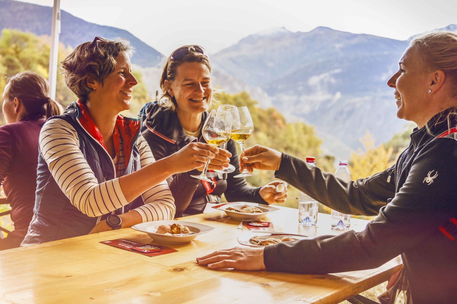 Weinprobe mit Freunden auf einer Terrasse während des Marathon des Saveurs. Wallis, Schweiz